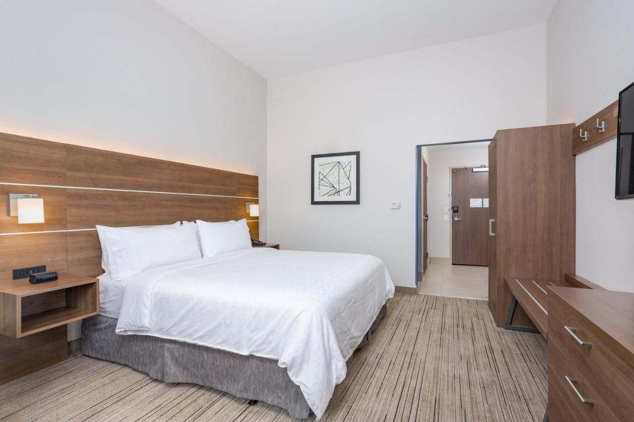 Holiday Inn Express & Suites - Elkhart North By Ihg Room photo
